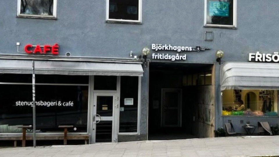 Bild av Björkhagens fritidsgårds fasad. Bredvid deras ingång finns ett stenungsbageri och en frisör.