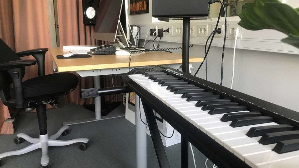 En studio med synt.