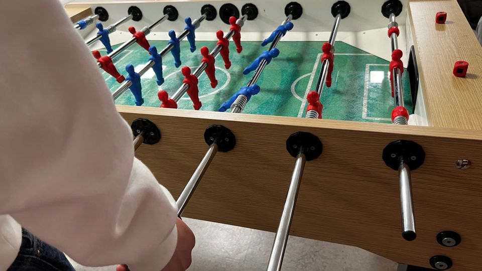Ungdomar spelar fotbollsspel.