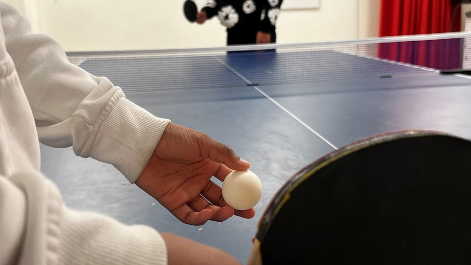 Ungdomar spelar pingis.