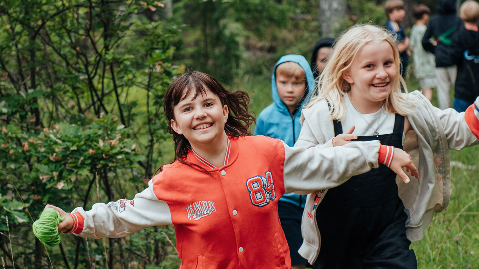 Barn som springer och leker utomhus.