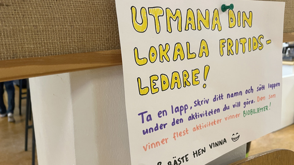 Lapp på väggen där det står: "Utmana din loka fritidsledare! Den som vinner flest aktiviteter får biobiljetter"