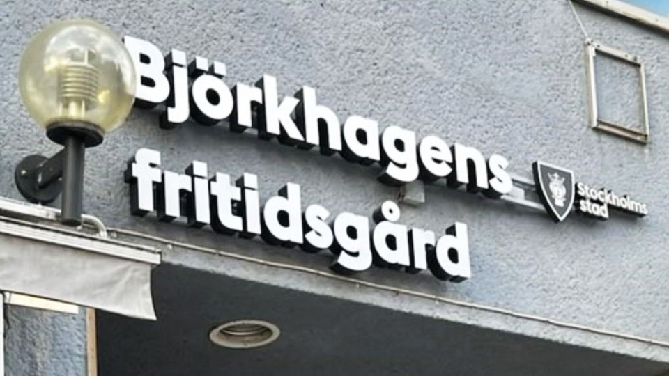 Närbild av skylten Björkhagens fritidsgård som sitter på verksamhetens fasad.