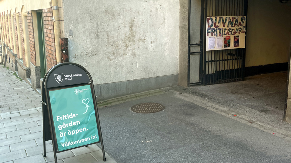 trottoar med en skylt om att fritidsgården är öppen
