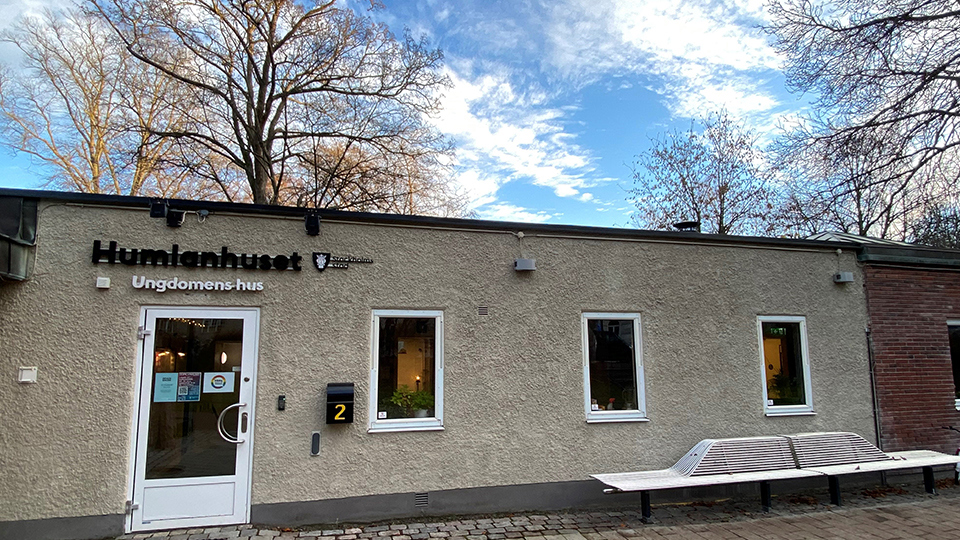 Lågt hus med skylten Humlanhuset Ungdomens hus på fasaden.