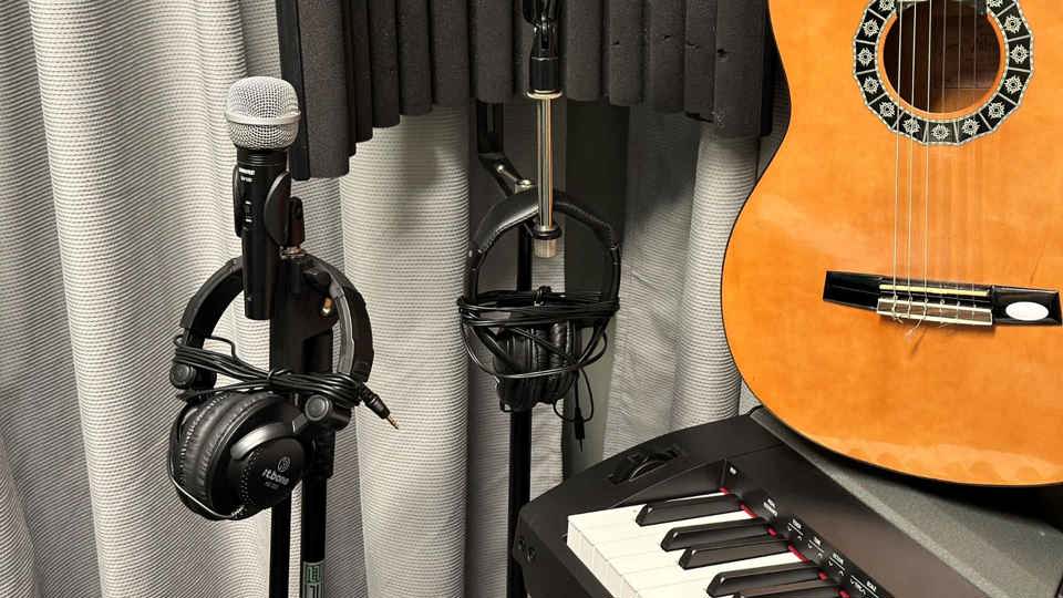 Närbild på olika musikinstrument och en mikrofon. 