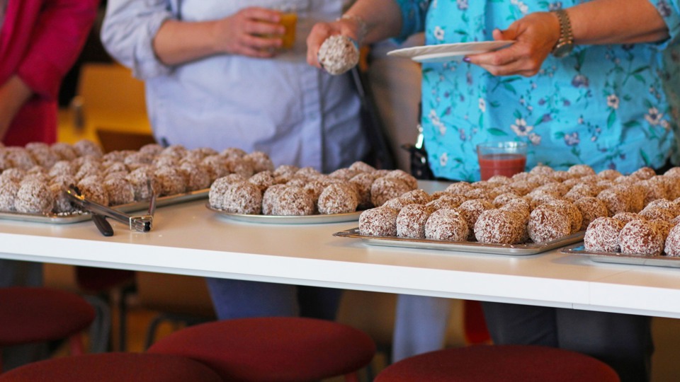 Chokladbollar på fat.