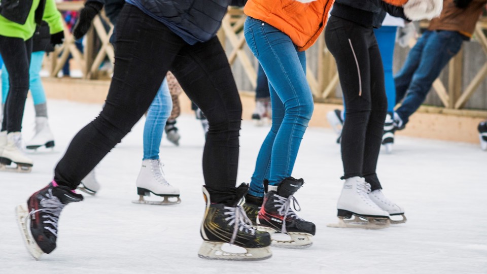 Personer som åker skridskor, med både skridskor för konståkning och för ishockey. 