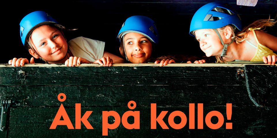 Tre barn som har hjälm på sig för att de ska på ett äventyr på kollo 