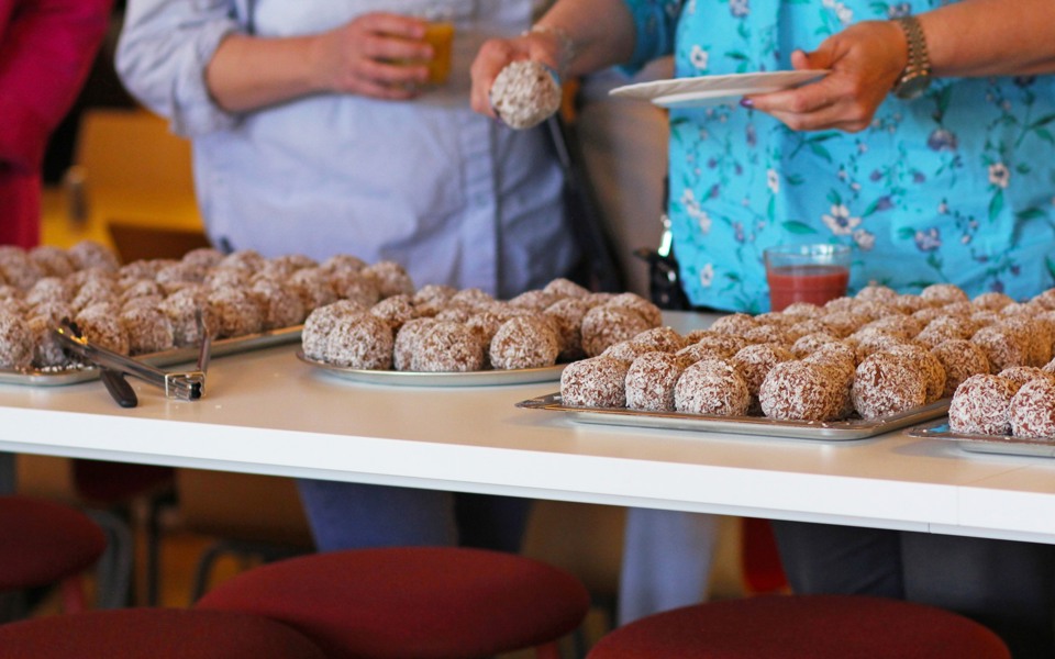 Chokladbollar på fat.