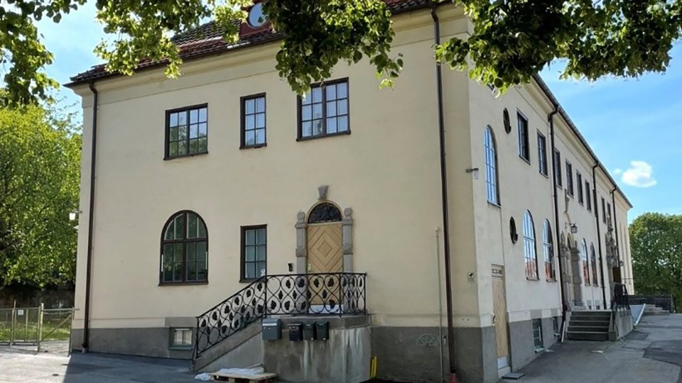 Ett vackert gammalt hus med två våningar och en entré
