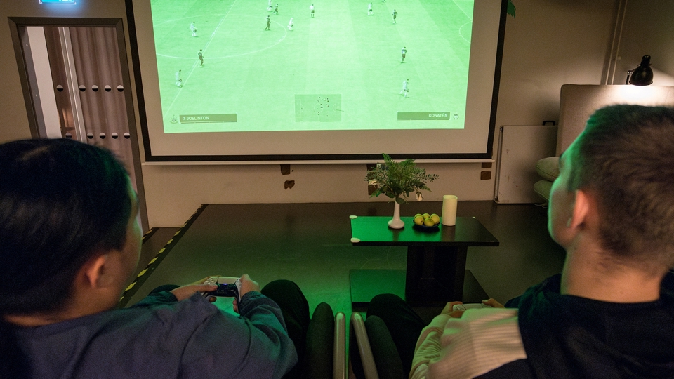 Ungdomar spelar tv-spel på fritidsgård.